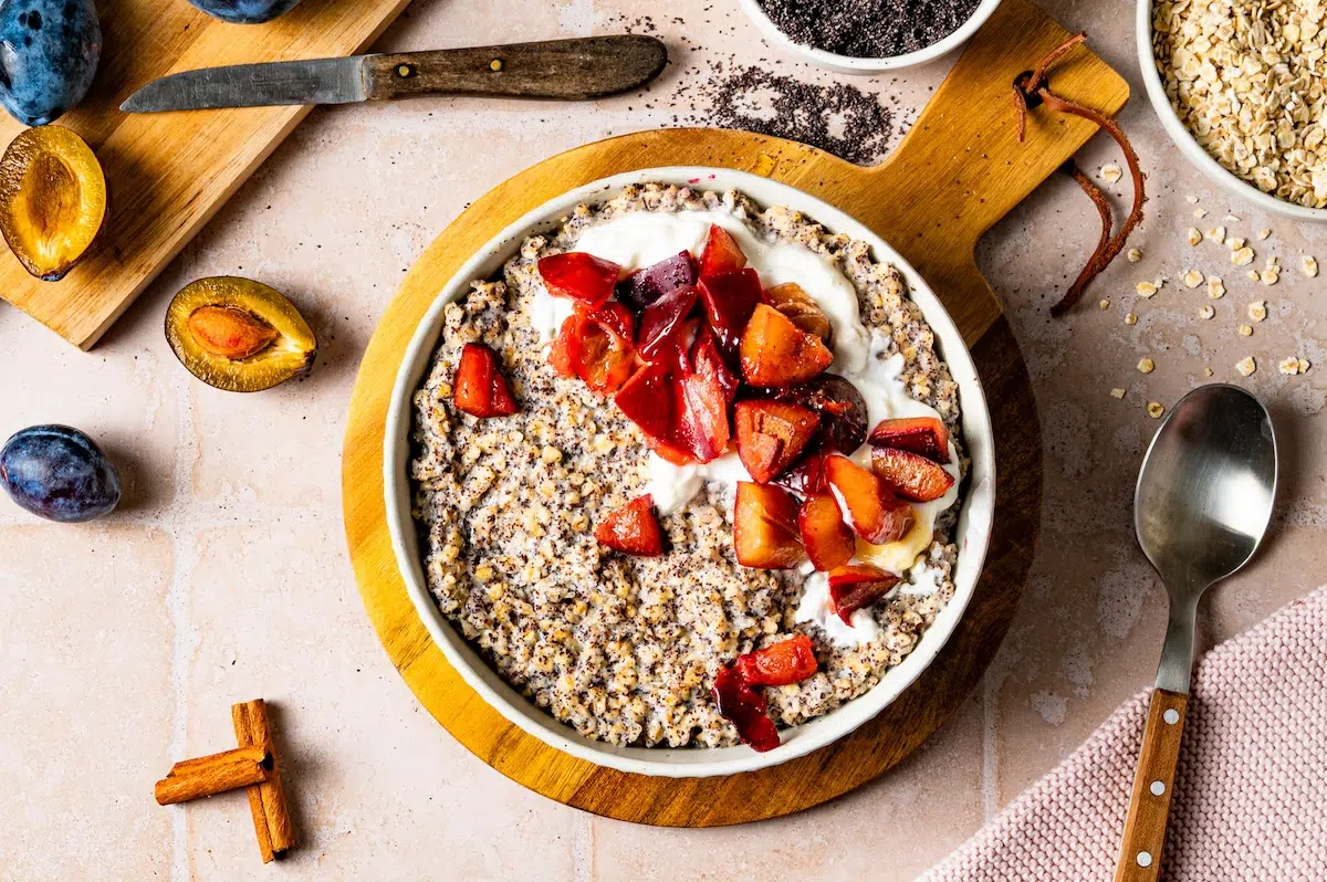 Mohn Porridge mit Zwetschgen
